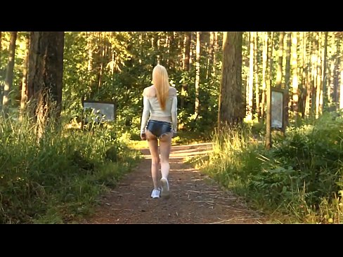 ❤️ Schöne Frau bewegt sich langsam, nicht nackt Video Super porn bei porn de.extratorrents.top